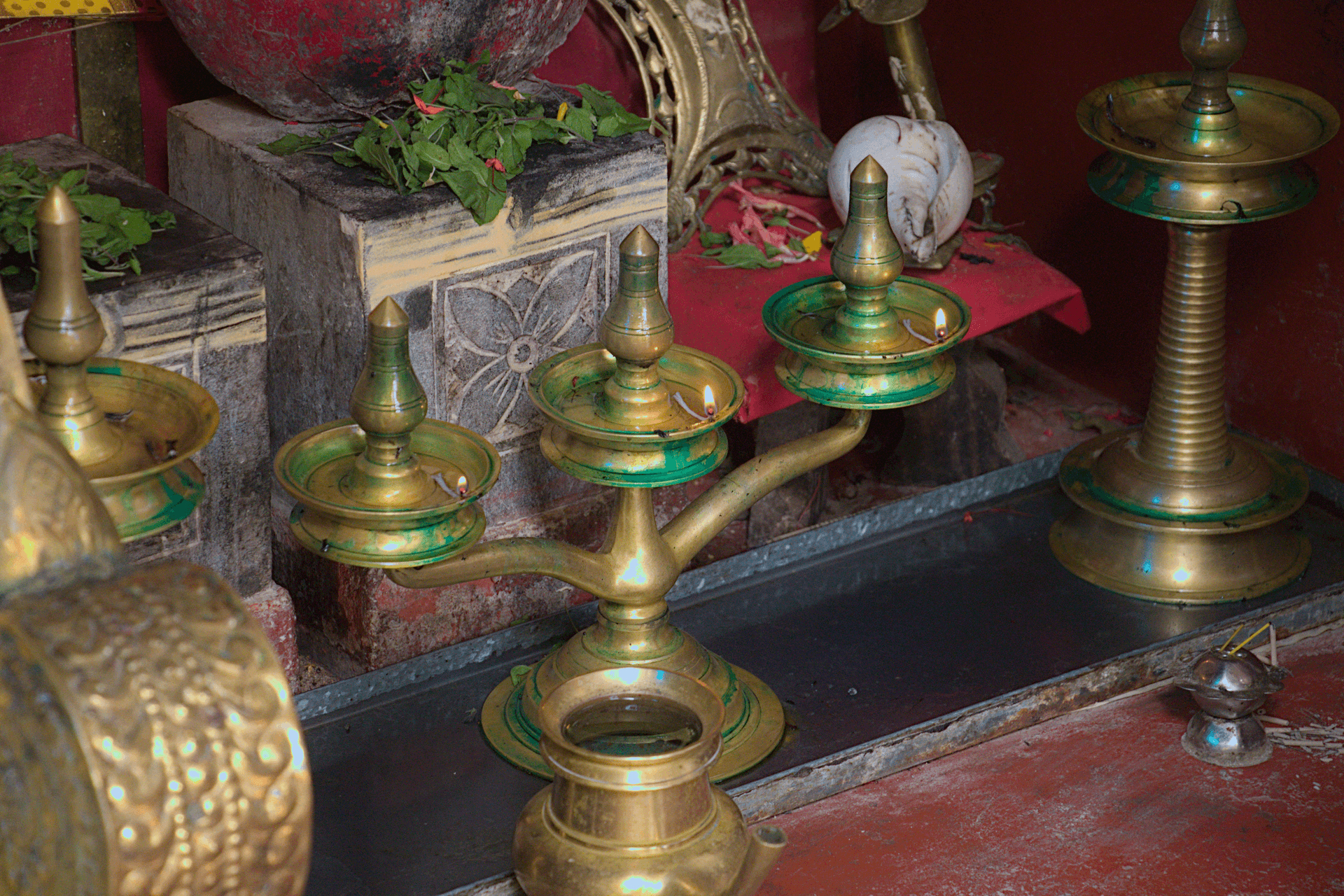 Oil lamp with 3 plates